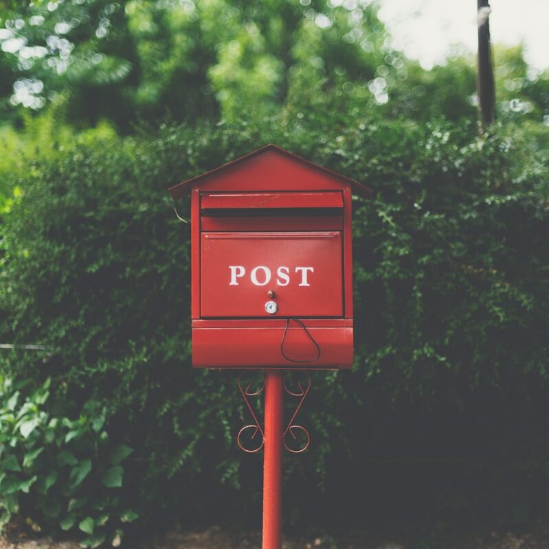תיבת דואר אדומה